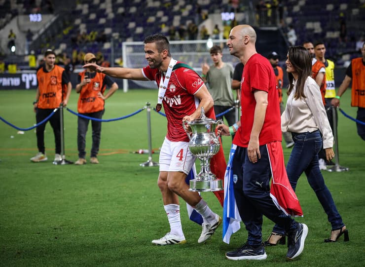 יאיר הורן ומיגל ויטור עם הגביע