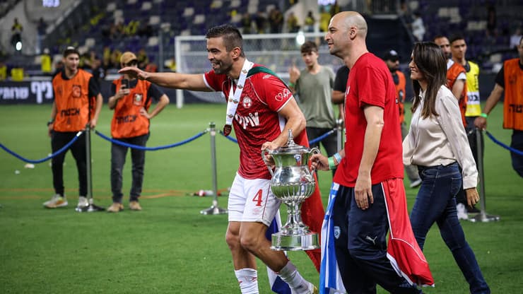 יאיר הורן ומיגל ויטור עם הגביע (צילום: עוז מועלם) יאיר הורן ומיגל ויטור עם הגביע