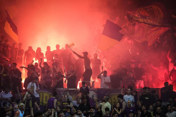 האבוקות ביציע של חולון (צילום: עוז מועלם) הפועל חולון - מכבי ת"א