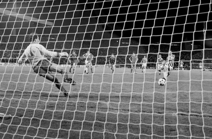 מישל פלאטיני כובש בפנדל לזכות יובנטוס נגד ליברפול בגמר גביע האלופות ב-1985, אסון הייזל