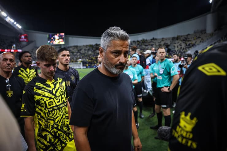 מאמן בית"ר ירושלים ברק יצחקי עם עדי יונה