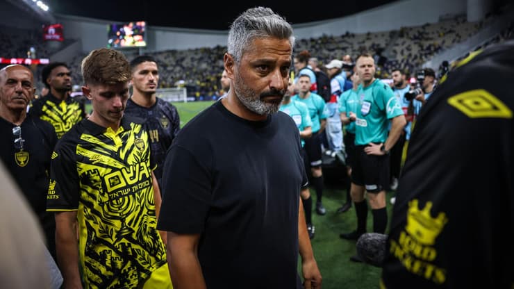 מאמן בית"ר ירושלים ברק יצחקי עם עדי יונה (צילום: עוז מועלם) מאמן בית"ר ירושלים ברק יצחקי עם עדי יונה