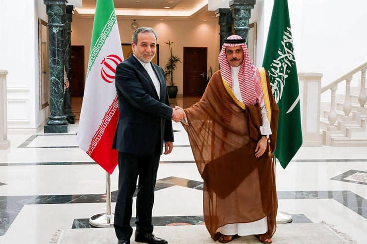 השר הסעודי לצד שר החוץ של איראן, עבאס עראקצ'י