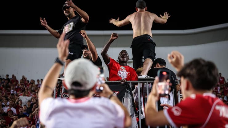 "רעב יותר לעונה הבאה". קאנגווה חוגג ביציע (צילום: עוז מועלם) קינגס קאנגווה ביציע