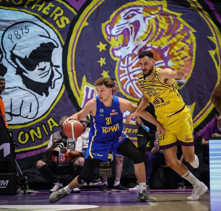 זלמנסון מנסה להצר את צעדיו של יוקובאיטיס (צילום: עוז מועלם) הפועל חולון - מכבי ת"א