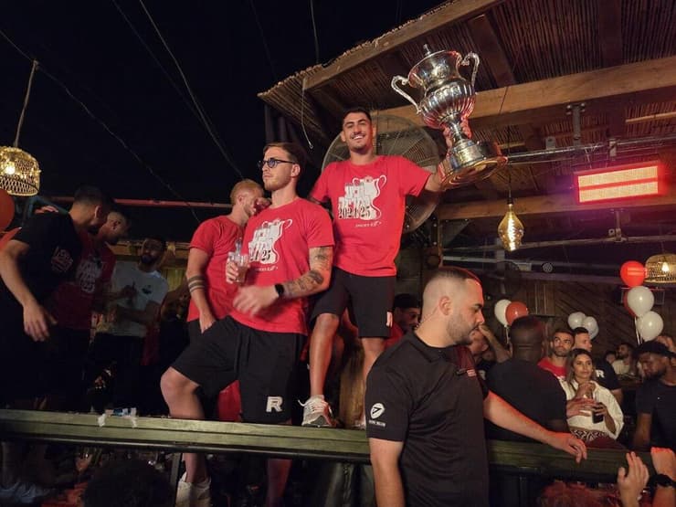 הפועל באר-שבע חוגגת את הזכייה בגביע