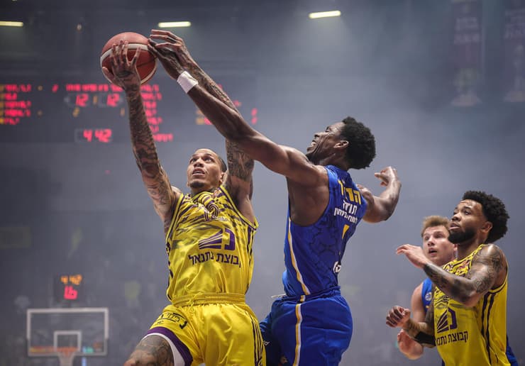 קייזר מול הורד (צילום: עוז מועלם) הפועל חולון - מכבי ת"א