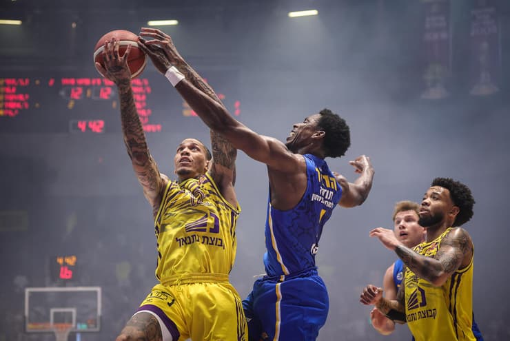 רכבת של שחקנים שוחררה והגיעה בחולון לאורך העונה (צילום: עוז מועלם) הפועל חולון - מכבי ת"א