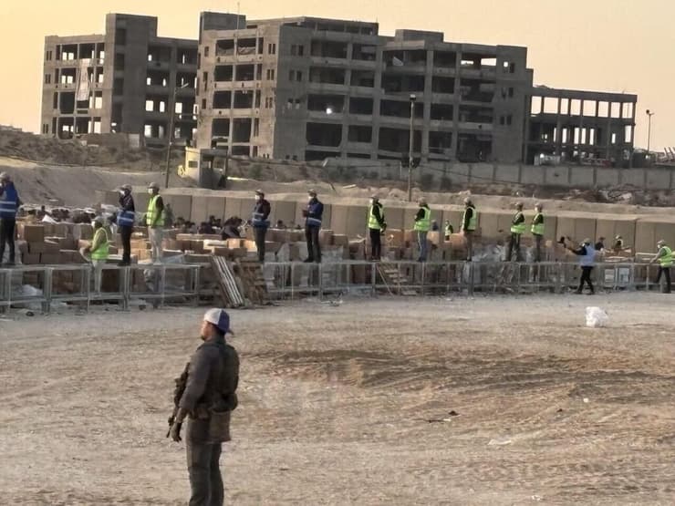 חלוקת סיוע הומניטרי על ידי GHF