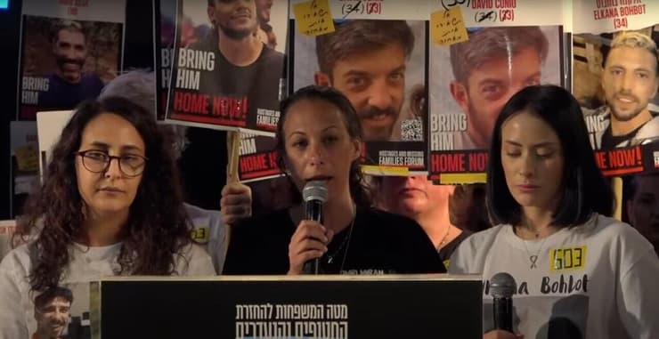 לישי מירן לביא, רבקה בוחבוט ושורדת השבי שרון אלוני קוניו בעצרת בכיכר החטופים