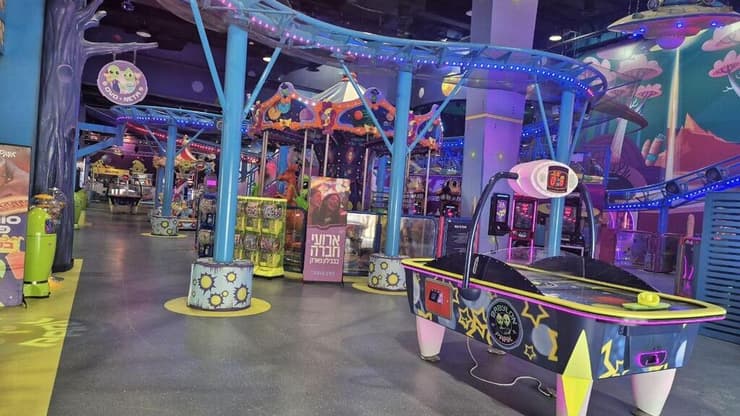 בבילון נמל ת"א. רכבת הרים, משחקי ארקייד ומכונות פרסים (צילום: מירב קריסטל) בבילון נמל ת"א. רכבת הרים, משיקי ארקייד ומכונות פרסים