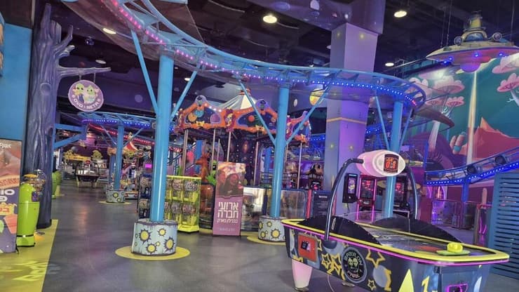 בבילון נמל ת"א. רכבת הרים, משיקי ארקייד ומכונות פרסים