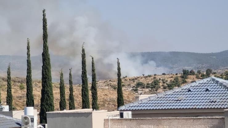 אש מתפשטת לכיוון הגבעות הדרומיות במודיעין 