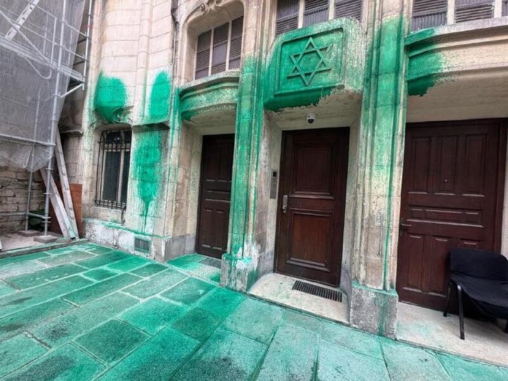 אחד מבתי הכנסת שהושחת