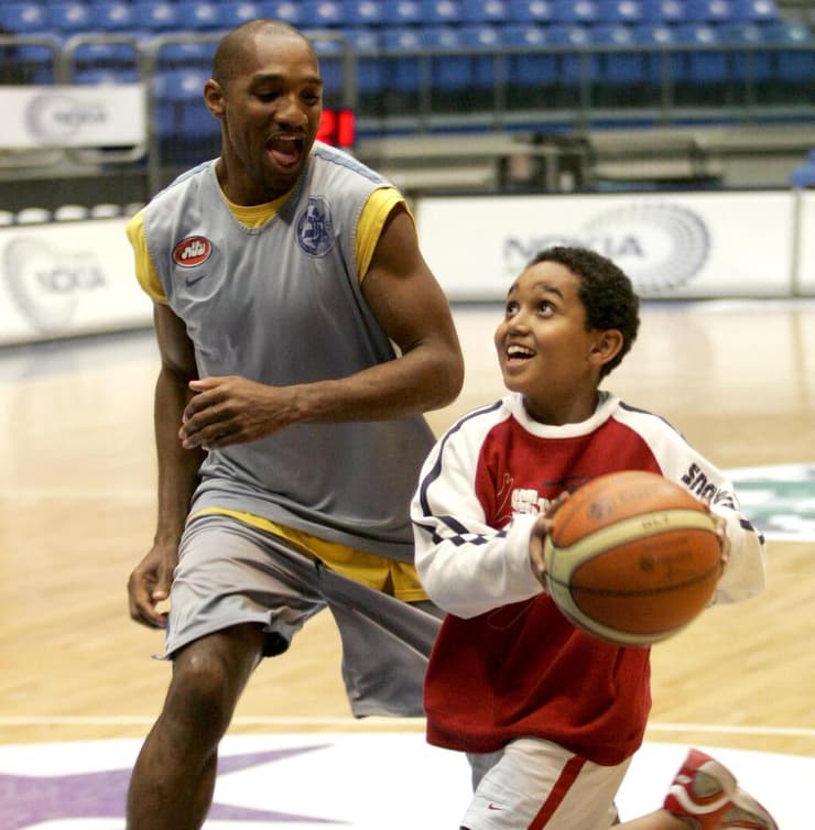 "לקחתי ממנו הרבה, לא רק כדורסל". כילד עם אבא דרק (צילום: ראובן שוורץ) די.ג'יי שארפ ואבא דרק שארפ