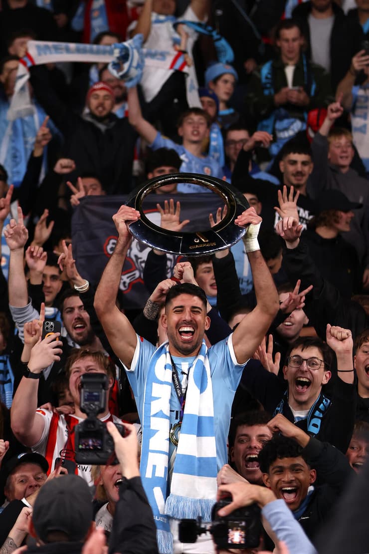 כהן וצלחת האליפות (צילום: Graham Denholm/Getty Images) כהן