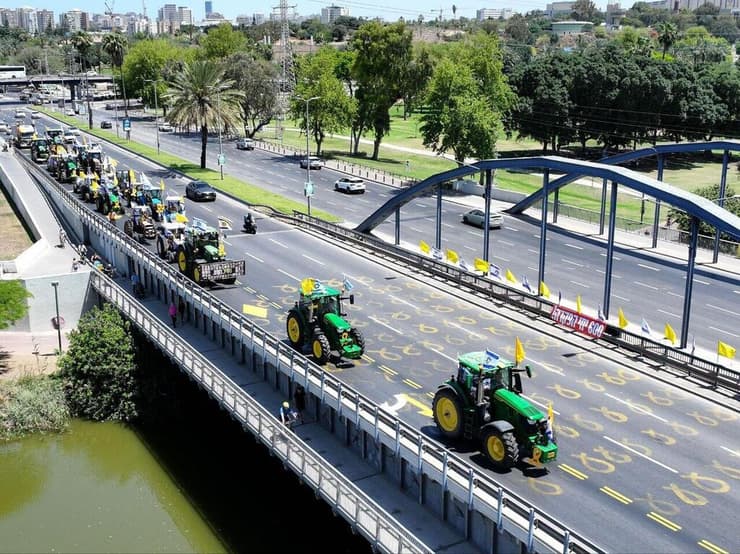 טרקטורים של התנועה הקיבוצית הגיעו הבוקר בשיירה מקיבוצי הצפון והדרום עד לכיכר החטופים, ברקע חג השבועות