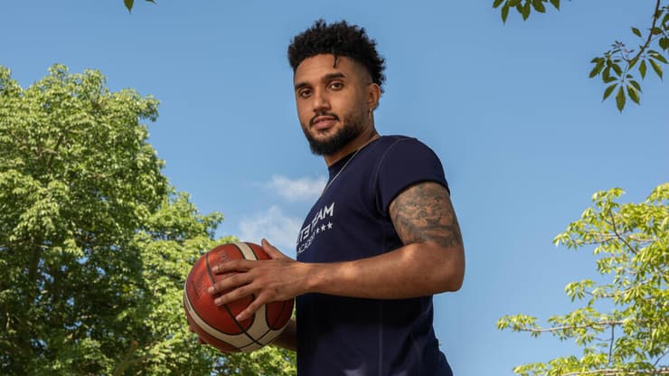 "אוהב את השילוב בין החיים במרכז לצפון השקט". שארפ ג'וניור
(צילום: יובל חן) די־ג'יי שארפ