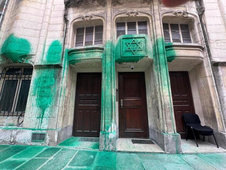 אחד מבתי הכנסת שהושחת