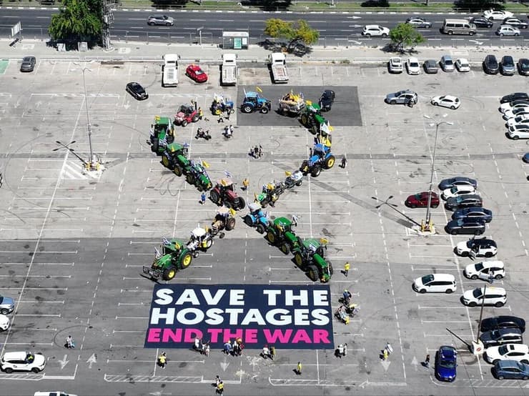 טרקטורים של התנועה הקיבוצית הגיעו הבוקר בשיירה מקיבוצי הצפון והדרום עד לכיכר החטופים, ברקע חג השבועות