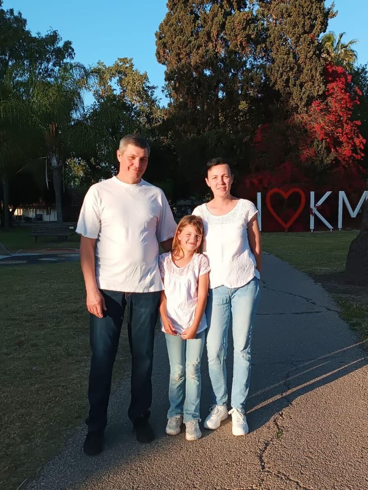 שוב יחד. ויקטוריה, יבגני ובתם מלאניה מסילינקוב בכפר מסריק ויקטוריה, יבגני ובתם מלאניה מסילינקוב בכפר מסריק