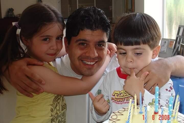 ברדוגו עם ילדיו. לחזק את ההרגשה שכל פרי שניתן לנו, הוא מתנה שצריך להודות עליה    