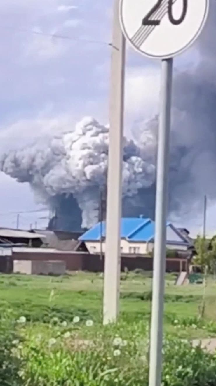 תיעוד התקיפה מרוסיה (צילום: Governor of Irkutsk Region Igor Kobzev via Telegram/Handout via REUTERS) מתקפה אוקראינית על מפציצים אסטרטגיים ברוסיה