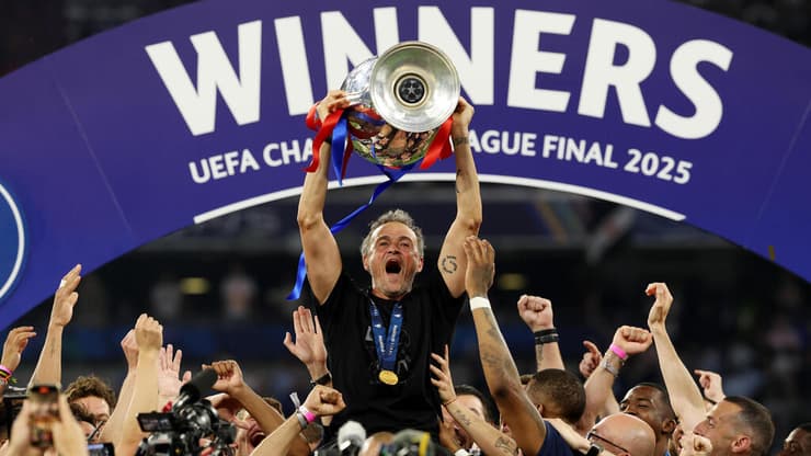 לואיס אנריקה עם גביע ליגת האלופות (צילום: Carl Recine/Getty Images) לואיס אנריקה