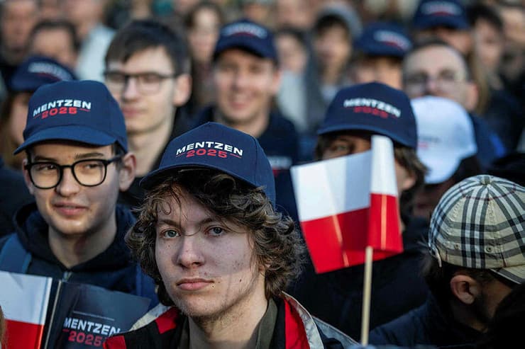 תומכי מועמד הימין הקיצוני ב פולין סלבומיר מנצן בעצרת ב-10 במאי ב ורשה