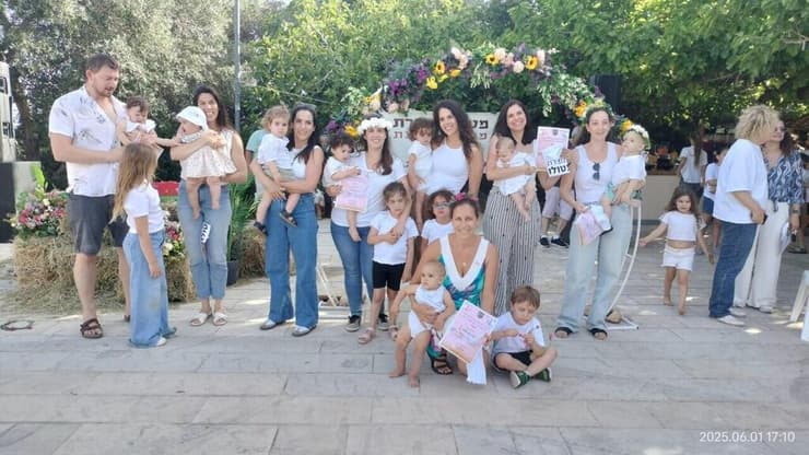 הילדים שנולדו השנה במטולה בחגיגות חג השבועות