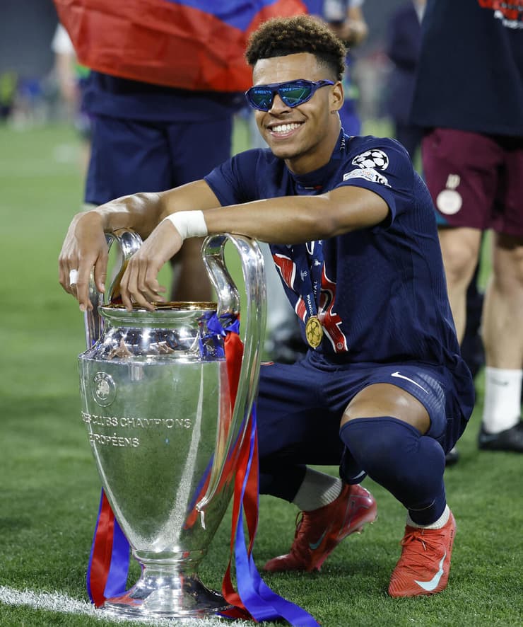 יש כבוד. דואה והגביע (צילום: REUTERS/Peter Cziborra) דואה