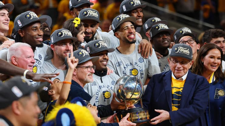 שחקני הפייסרס וגביע אליפות המזרח (צילום: Gregory Shamus / GETTY IMAGES NORTH AMERICA / AFP) שחקני הפייסרס וגביע אליפות המזרח