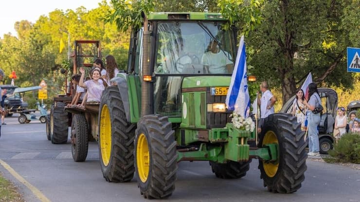 חגיגות חג השבועות בקיבוץ שמיר