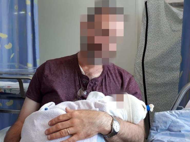 נ' עם בתו שנולדה זמן קצר לאחר נישואיו לנועה. משפחה עם דינמיקה מיוחדת   