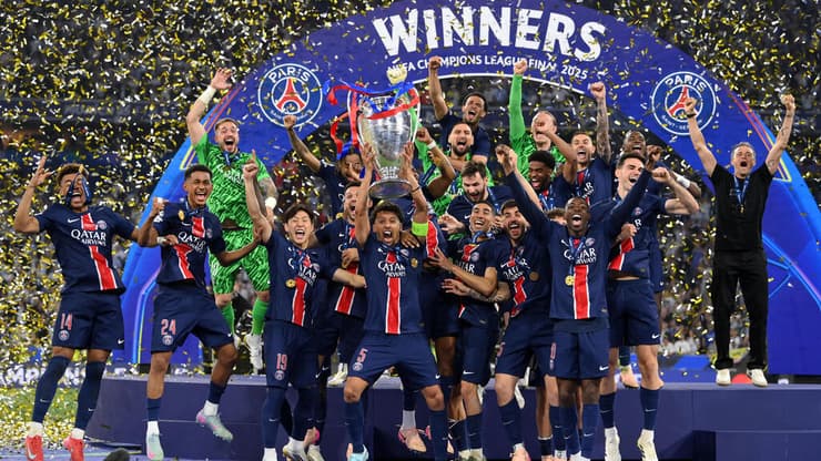 פ.ס.ז' מניפה את גביע האלופות (צילום: Justin Setterfield/Getty Images) מרקיניוס בגביע מניף את האוזניים הגדולות