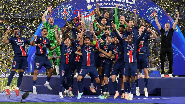 היסטוריה. מרקיניוס מניף את הגביע עם האוזניים הגדולות (צילום: Justin Setterfield/Getty Images) מרקיניוס בגביע מניף את האוזניים הגדולות