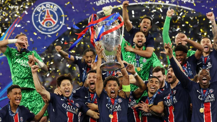 מרקיניוס בגביע מניף את האוזניים הגדולות