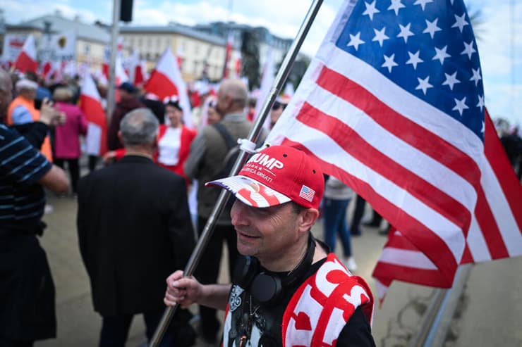 תומך עם דגל ארה"ב של קרול נרוצקי מועמד הימין הלאומני בעצרת בחירות לנשיאות פולין ב ורשה 25 במאי