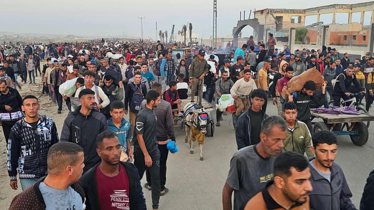 עזתים שבים מנקודת חלוקת הסיוע, היום (צילום: AFP) רפיח