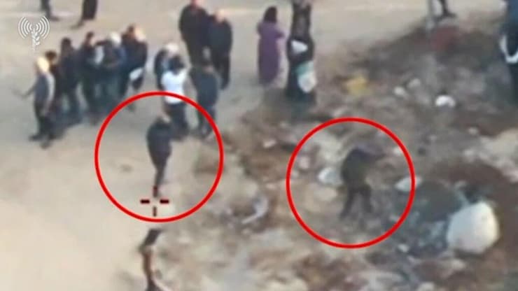 מתוך התיעוד (צילום: דובר צה"ל) תיעוד של חמושים רעולי פנים יורים לעבר עזתים המנסים לאסוף סיוע הומניטרי בדרום חאן יונס