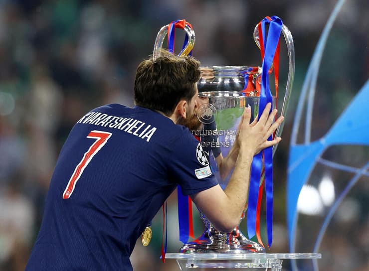 קברצחליה ברגע אינטימי עם הגביע (צילום: REUTERS/Kai Pfaffenbach) חביצ'ה קברצחליה