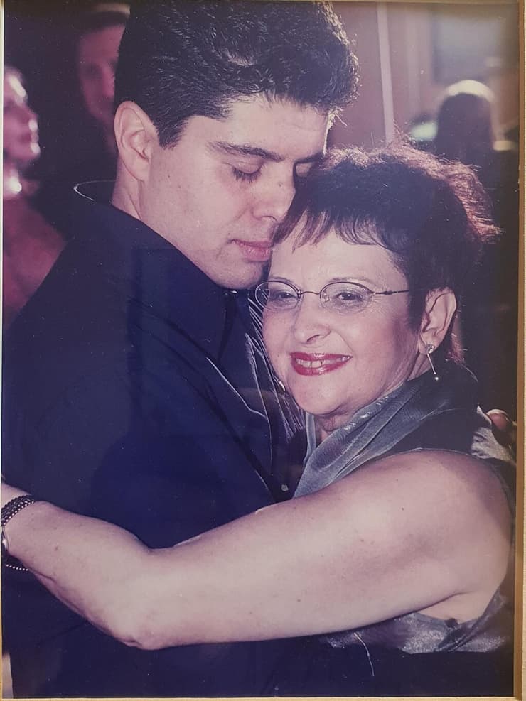 ברדוגו עם אמו המאמצת. ההורים המאמצים הם מלאכים שמספקים ראשית חיים ותזונה רגשית     