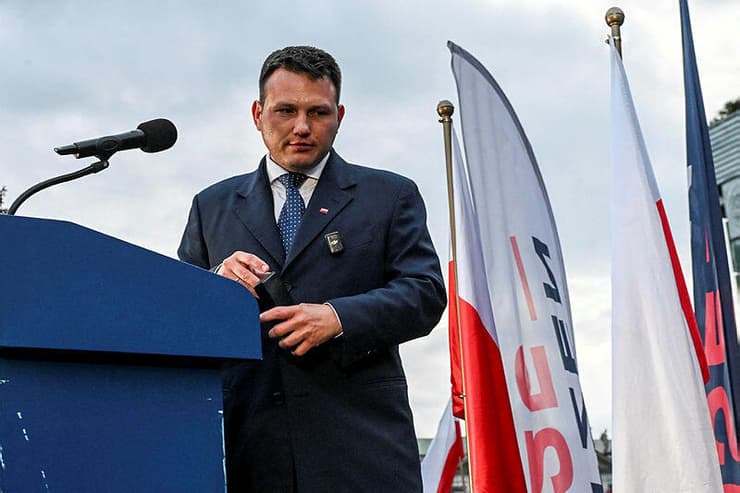 מועמד הימין הקיצוני ב פולין סלבומיר מנצן בעצרת ב-10 במאי ב ורשה