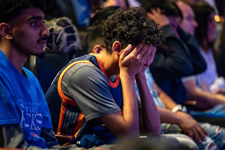 אוהדי הניקס לא מצליחים לראות את המשחק (צילום: Angelina Katsanis/Getty Images/AFP) אוהדי הניקס