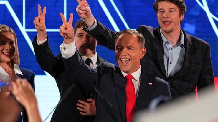 חגיגות הניצחון של קרול נברוצקי (צילום: REUTERS/Aleksandra Szmigiel) קרול נברוצקי