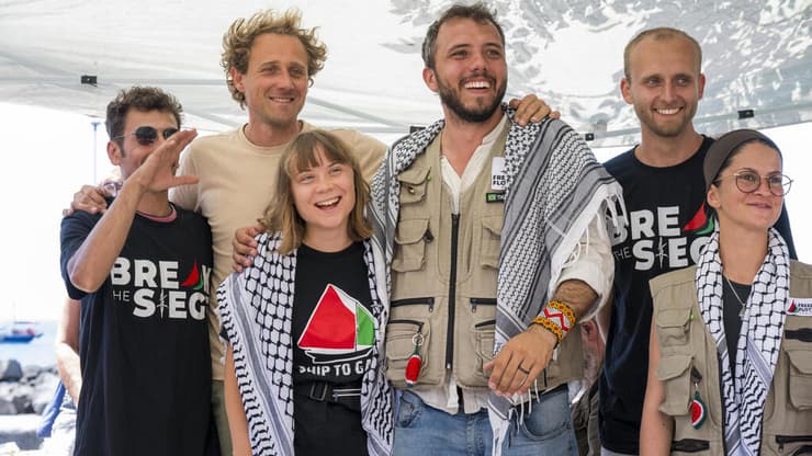פעילי המשט "מדלין" בסיציליה, לפני יציאת הספינה לעזה (צילום: Fabrizio Villa/Getty Images) סיציליה, לפני יציאת הספינה לעזה