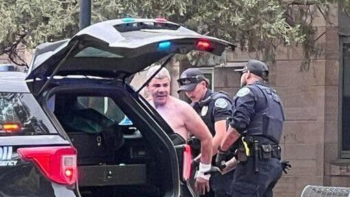 החשוד, רגע לפני שהוכנס לניידת (צילום: מתוך X) מעצר החשוד בזריקת בקבוקי התבערה בבולדר