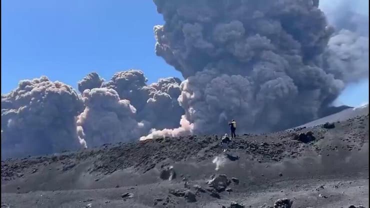 התפרצות הר געש אתנה איטליה מזרח אי סיציליה
