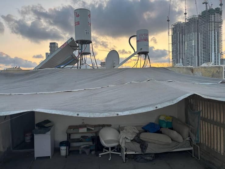 גג הבניין בבת ים בו התבצר הבעל לאחר שרצח את אשתו
