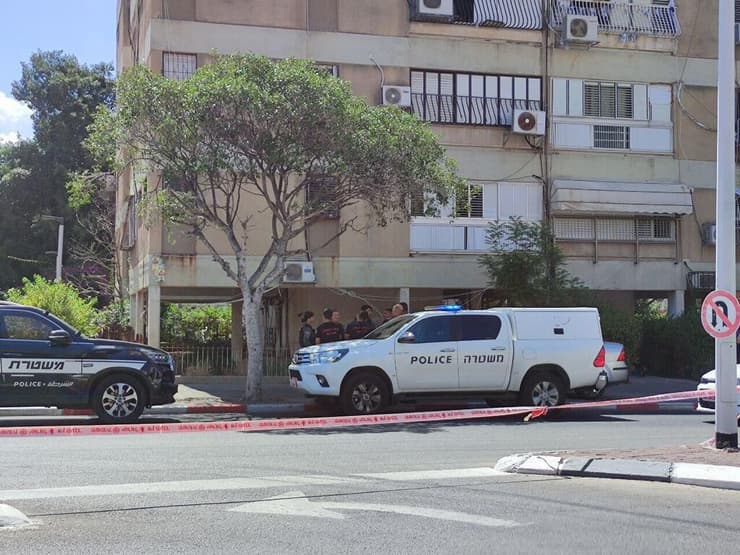החשוד ברצח מאיים לקפוץ מגג הביניין